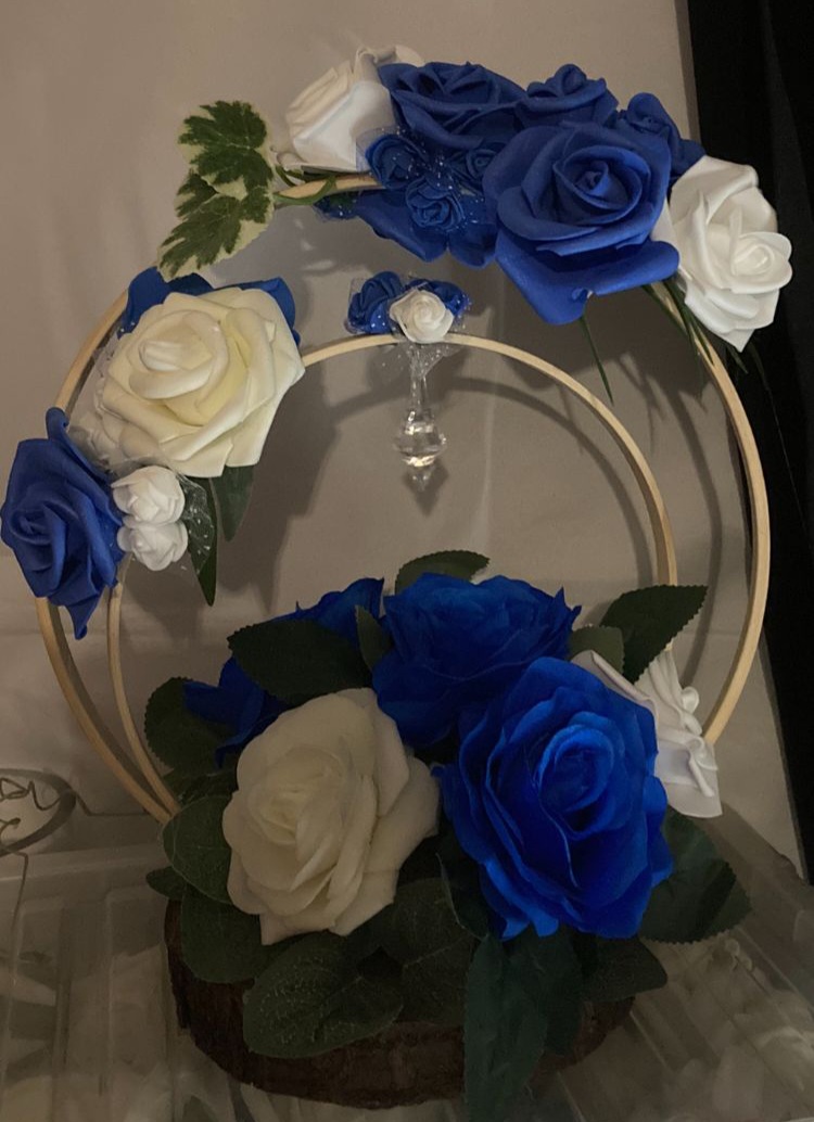 Wooden hoop centrepieces with blue and white flowers