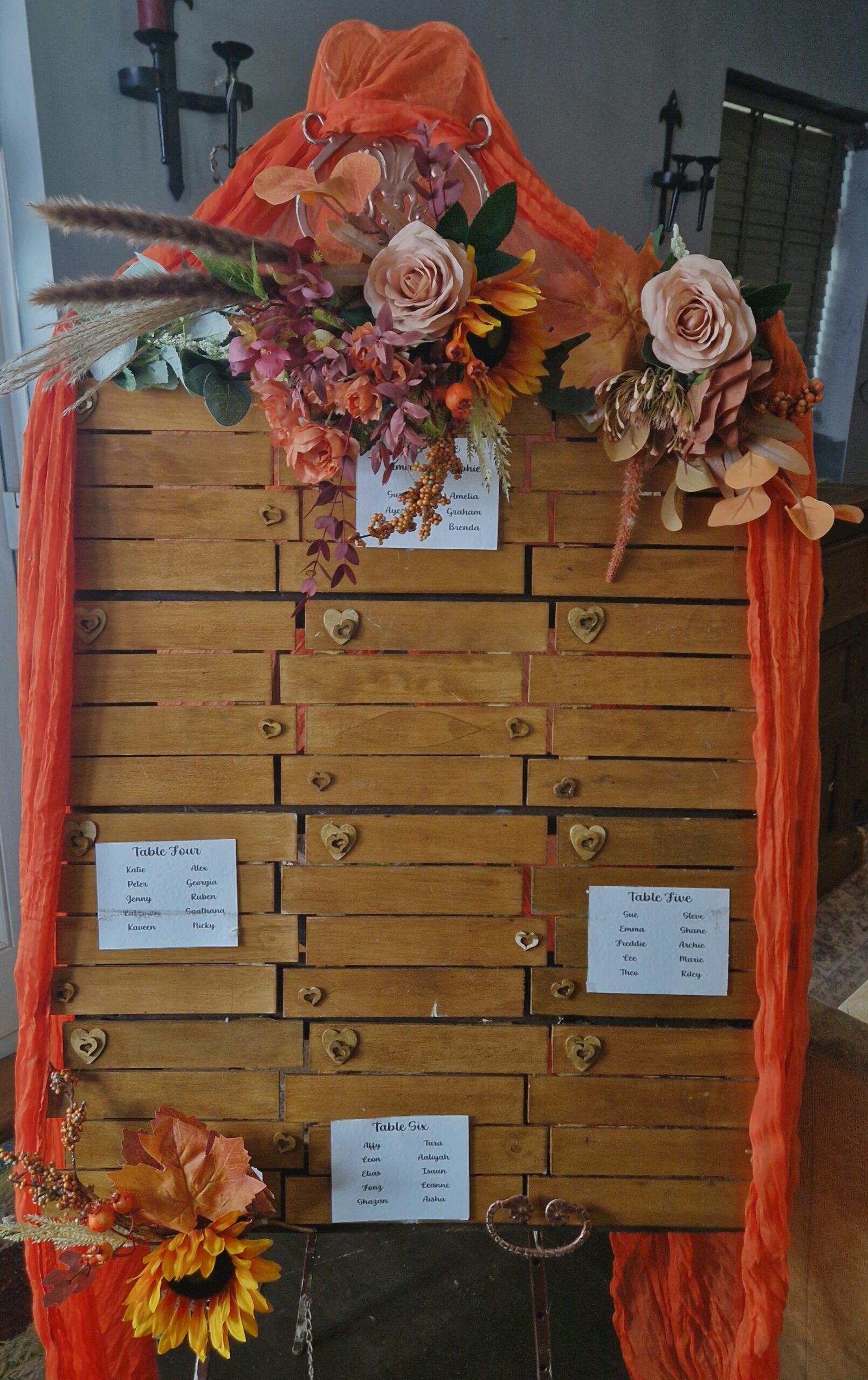Rustic table plan in autumn colours
